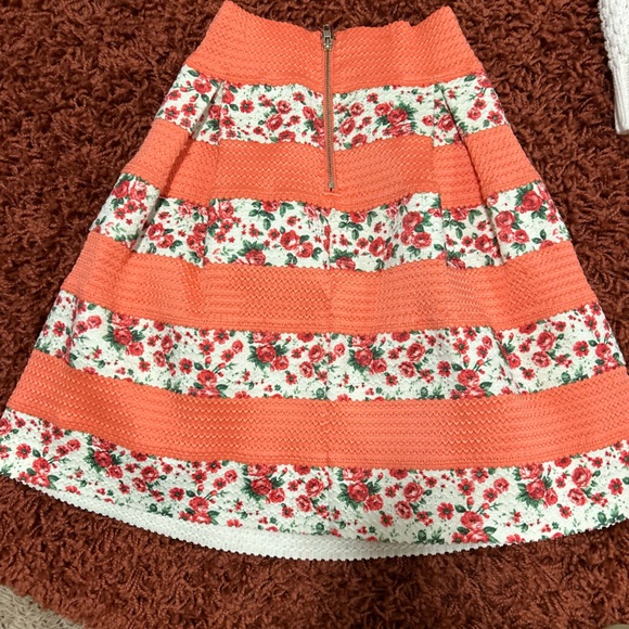 Gorgeous spring skirt - Picture 3 of 3